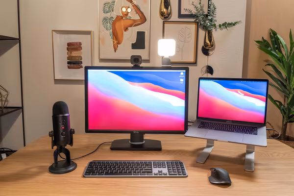 Litra Glow in einem Homeoffice Arbeitsplatz. Logitech Litra Glow