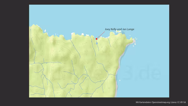 Topografische Karte, die eine hügelige Landschaft mit vielen Höhenlinien darstellt. Ein roter Punkt, markiert mit einem Pfeil, zeigt auf eine Stelle mit der Beschriftung "Joey Kelly und Jan Lange". Blaue Linien, die wahrscheinlich Flüsse oder Bäche darstellen, durchziehen die Karte. Der Umriss einer Küstenlinie ist an der rechten Seite sichtbar. Die Karte trägt die Beschriftung "Mit Kartendaten: Openstreetmap.org, Lizenz: CC-BY-SA" am unteren Rand.
